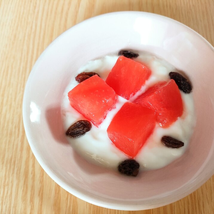 スイカとレーズンのヨーグルト